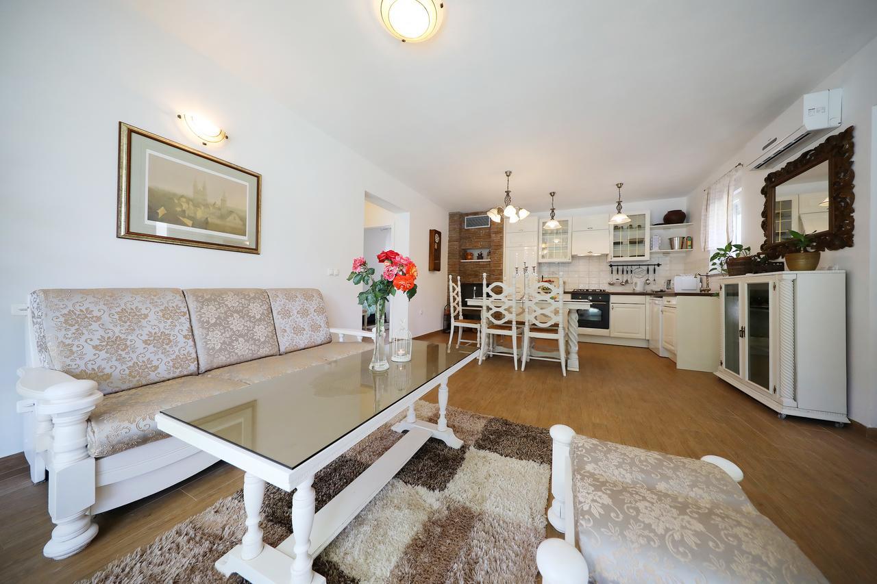 Mirakul Apartment